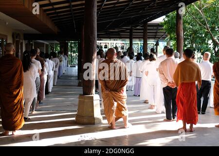 Chiang Mai, Thailand - 18. November 2020: buddhistischer Mönch und Menschen gehen zur Achtsamkeitsmeditation im Khumphucome Hotel in Chiang Mai, Thailand weiter Stockfoto