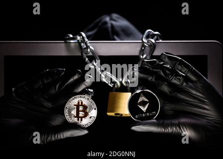 Internationaler Hacker versucht, Ihre Krypto-Currencys zu stählen. Blockchain-Sicherheit. Dieb mit Laptop hackt Regierungscomputer. Phishing-Attac Stockfoto