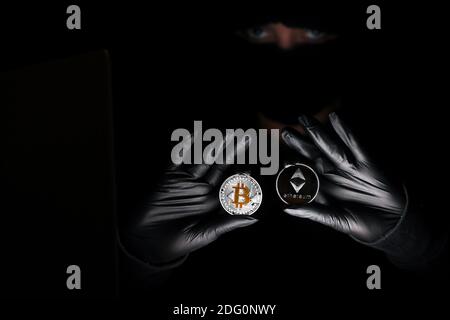Internationaler Hacker versucht, Ihre Krypto-Currencys zu stählen. Blockchain-Sicherheit. Dieb mit Laptop hackt Regierungscomputer. Phishing-Attac Stockfoto