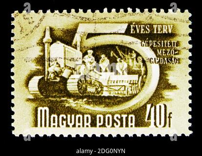 MOSKAU, RUSSLAND - 16. MAI 2018: Eine in Ungarn gedruckte Marke zeigt mechanisierte Landwirtschaft, Fünfjahresplan Serie, um 1950 Stockfoto