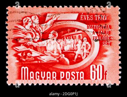 MOSKAU, RUSSLAND - 16. MAI 2018: Eine in Ungarn gedruckte Briefmarke zeigt landwirtschaftliche Zusammenarbeit, Fünfjahresplan Serie, um 1950 Stockfoto