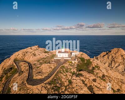 Luftaufnahme der frühen Morgensonne auf dem Leuchtturm bei La Pietra in Ile Rousse in der Region Balagne Korsika Stockfoto