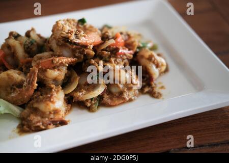 Garnelen Garnelen rühren gebraten mit Currypulver Paste Stockfoto
