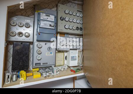 Nahaufnahme einer alten Schalttafel im Retro-Stil, die mit altmodischen Sicherheitssteckern ausgestattet ist. Strom. Leistung. Stockfoto