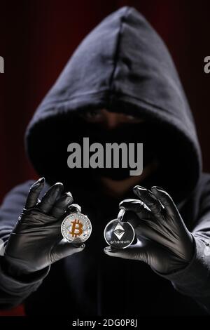 Internationaler Hacker versucht, Ihre Krypto-Currencys zu stählen. Blockchain-Sicherheit. Dieb mit Laptop hackt Regierungscomputer. Phishing-Attac Stockfoto
