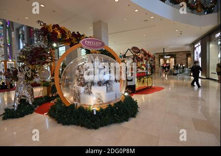 Kuala Lumpur, Malaysia. Dezember 2020. Nur wenige Menschen werden in einem Einkaufszentrum in Bukit Bintang Gegend, die verwendet wird, um ein Touristenziel, in Kuala Lumpur, Malaysia, 7. Dezember 2020 gesehen. Malaysia Tourism Promotion Board sagte am Montag, dass die Touristenankünfte des Landes im Januar bis September dieses Jahres um 78.6 Prozent auf 4.3 Millionen von 20.1 Millionen im Vorjahr gesunken waren, da die Ausbreitung von COVID-19 den Tourismussektor traf. Quelle: Chong Voon Chung/Xinhua/Alamy Live News Stockfoto