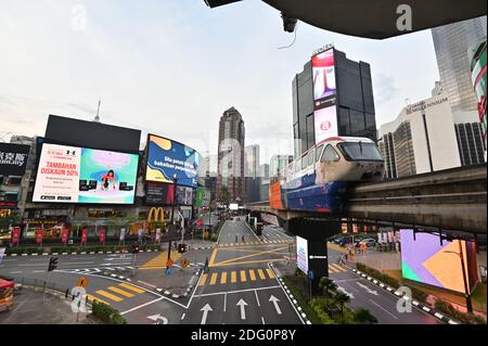 Kuala Lumpur, Malaysia. Dezember 2020. Foto zeigt einen Blick auf die Bukit Bintang Gegend, die früher ein Touristenziel war, in Kuala Lumpur, Malaysia, 7. Dezember 2020. Malaysia Tourism Promotion Board sagte am Montag, dass die Touristenankünfte des Landes im Januar bis September dieses Jahres um 78.6 Prozent auf 4.3 Millionen von 20.1 Millionen im Vorjahr gesunken waren, da die Ausbreitung von COVID-19 den Tourismussektor traf. Quelle: Chong Voon Chung/Xinhua/Alamy Live News Stockfoto