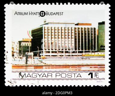 MOSKAU, RUSSLAND - 16. MAI 2018: Eine in Ungarn gedruckte Briefmarke zeigt Atrium Hyatt, Budapest Riverside Hotels Serie, um 1984 Stockfoto