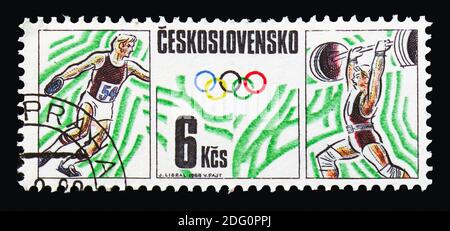 MOSKAU, RUSSLAND - 18. AUGUST 2018: Eine in der Tschechoslowakei gedruckte Briefmarke zeigt Diskus, Gewichtheben, Olympische Spiele 1988 - Calgary und Seoul Serie, um 1 Stockfoto