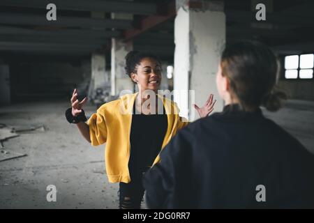 Teenager-Mädchen von Schlägern in verlassenen Gebäude, Bandengewalt und Mobbing Konzept angegriffen. Stockfoto