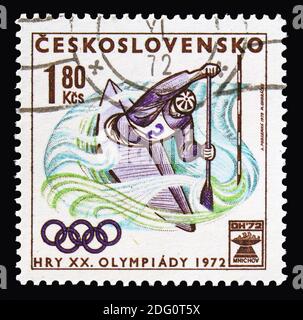 MOSKAU, RUSSLAND - 18. AUGUST 2018: Eine in der Tschechoslowakei gedruckte Marke zeigt Kanusport, Olympische Spiele 1972 - München Serie, um 1972 Stockfoto