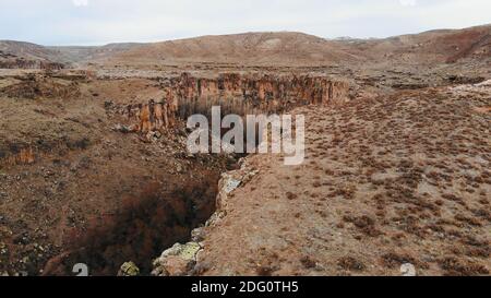 Ihlara-Tal in der Türkei, bekannt als Ihlara Vadisi in der Türkei, das Tal ist größte Schlucht und hat einen grünen Bäumen und kleinen Fluss. Stockfoto