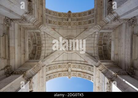 Blick auf den Triumphbogen Arco da Rua Augusta in Lissabon, Portugal Stockfoto