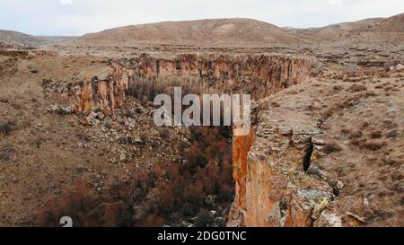 Ihlara-Tal in der Türkei, bekannt als Ihlara Vadisi in der Türkei, das Tal ist größte Schlucht und hat einen grünen Bäumen und kleinen Fluss. Stockfoto