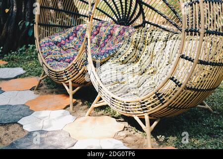 Kissen auf Korbstuhl Rattan Sitz im Garten Stockfoto