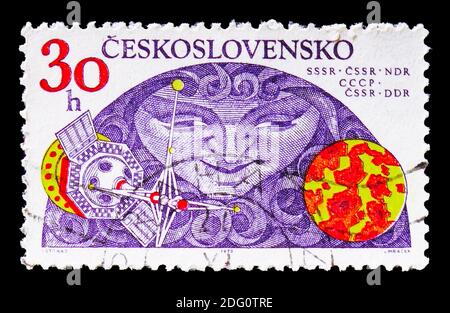 MOSKAU, RUSSLAND - 18. AUGUST 2018: Eine in der Tschechoslowakei gedruckte Briefmarke zeigt UdSSR-Tschechoslowakei-DDR, Research of Space Serie, um 1975 Stockfoto