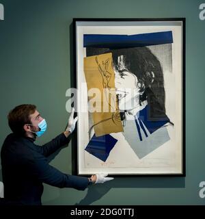 London, Großbritannien. Dezember 2020. Ein Mitarbeiter präsentiert "Nick Jagger", 1975, von Andy Warhol (£100,000). Start des neuen Shapero Emporium in der New Bond Street. Das Emporium ist ein Zusammenkommen von 6 renommierten Kunsthändlern, darunter Shapero Modern, Shapero Rare Books, Lennox Cato, Kent Antiques und mehr, mit Werken von Raphael, Andy Warhol, schönen islamischen und indischen höfischen Objekten und Majolika. Kredit: Stephen Chung / Alamy Live Nachrichten Stockfoto