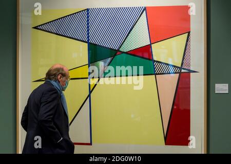 London, Großbritannien. Dezember 2020. Ein Mitarbeiter blickt auf 'Imperfect Print' aus der Imperfect Series von Roy Lichtenstein (£110,000). Start des neuen Shapero Emporium in der New Bond Street. Das Emporium ist ein Zusammenkommen von 6 renommierten Kunsthändlern, darunter Shapero Modern, Shapero Rare Books, Lennox Cato, Kent Antiques und mehr, mit Werken von Raphael, Andy Warhol, schönen islamischen und indischen höfischen Objekten und Majolika. Kredit: Stephen Chung / Alamy Live Nachrichten Stockfoto