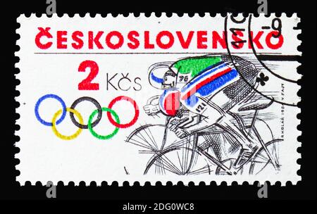 MOSKAU, RUSSLAND - 18. AUGUST 2018: Eine in der Tschechoslowakei gedruckte Briefmarke zeigt Radfahren, Olympische Spiele 1984 - Los Angeles Serie, um 1984 Stockfoto