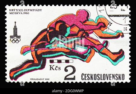 MOSKAU, RUSSLAND - 18. AUGUST 2018: Eine in der Tschechoslowakei gedruckte Marke zeigt Hürden, Olympische Spiele 1980 - Moskau Serie, um 1980 Stockfoto