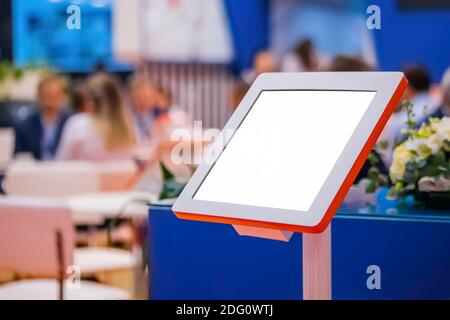 Elektronischer Multimedia Tablet-Kiosk mit weißem Display auf der Ausstellung Stockfoto