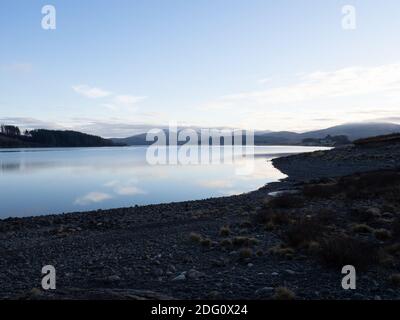 Blick über Loch Doon auf die Galloway Hills auf einem Winternachmittag Stockfoto