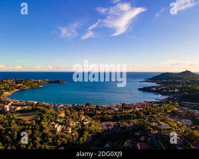 Agay Bay landschaftlich schöner und panoramischer Luftblick bei Sonnenuntergang an der französischen Riviera, Côte d'Azur, Frankreich Stockfoto