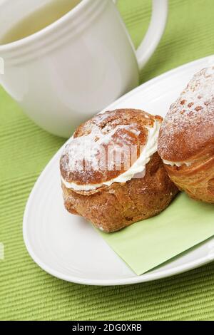 Profiterolen und Tee Stockfoto