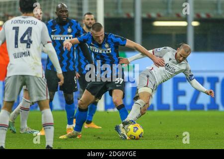 MAILAND, ITALIEN - 5. DEZEMBER: Milan Skriniar von Inter Mailand, Rodrigo Palacio von Bologna während der Serie EIN Spiel zwischen Inter Mailand und Bologna im Stadi Stockfoto