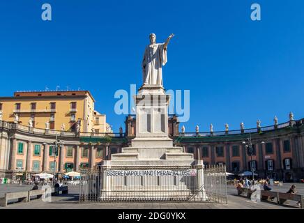 Die Piazza Dante, benannt nach dem Dichter Dante Alighieri, ist eine der zahlreichen Kreationen des Architekten Luigi Vanvitelli. Hier ist es insbesondere Form Stockfoto