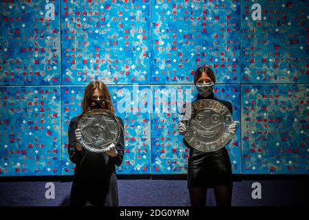 London, Großbritannien. Dezember 2020. Pablo Picasso, Visage en forme d'horloge, £30,000 - 40,000 mit Tête géométrique, £20,000 und Brian Clarke, Blue Computergram, 1981, £120,000 im Hintergrund - 180,000 - Preview of Bonhams' Modern & Contemporary Art Sale. Der Verkauf findet am 09. Dezember statt. Kredit: Guy Bell/Alamy Live Nachrichten Stockfoto