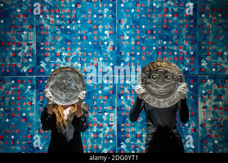 London, Großbritannien. Dezember 2020. Pablo Picasso, Visage en forme d'horloge, £30,000 - 40,000 mit Tête géométrique, £20,000 und Brian Clarke, Blue Computergram, 1981, £120,000 im Hintergrund - 180,000 - Preview of Bonhams' Modern & Contemporary Art Sale. Der Verkauf findet am 09. Dezember statt. Kredit: Guy Bell/Alamy Live Nachrichten Stockfoto