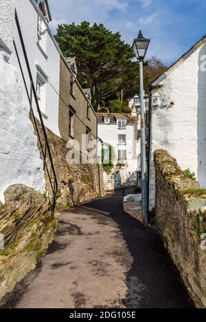 Eine schmale Straße von 'The Warren' in Polperro in Cornwall, England Stockfoto