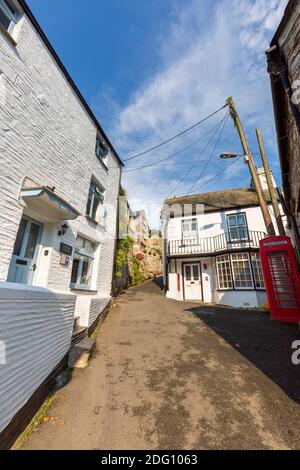 Eine schmale Straße von 'The Warren' in Polperro in Cornwall, England Stockfoto