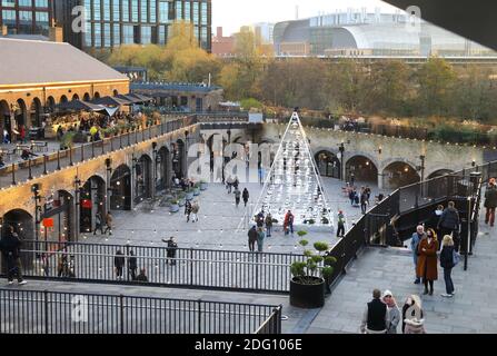 Zurück in Coal Drops Yard für Weihnachtseinkäufe, Essen und Treffen nach dem 2. Coronavirus-Lockdown endet, in Kings Cross, Nord-London, Großbritannien Stockfoto