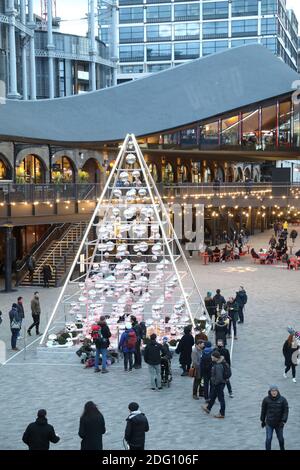 Zurück in Coal Drops Yard für Weihnachtseinkäufe, Essen und Treffen nach dem 2. Coronavirus-Lockdown endet, in Kings Cross, Nord-London, Großbritannien Stockfoto