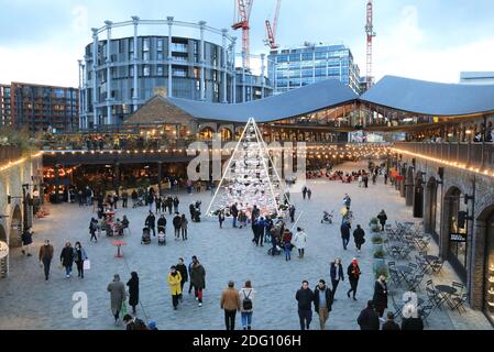 Zurück in Coal Drops Yard für Weihnachtseinkäufe, Essen und Treffen nach dem 2. Coronavirus-Lockdown endet, in Kings Cross, Nord-London, Großbritannien Stockfoto