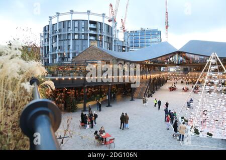 Zurück in Coal Drops Yard für Weihnachtseinkäufe, Essen und Treffen nach dem 2. Coronavirus-Lockdown endet, in Kings Cross, Nord-London, Großbritannien Stockfoto