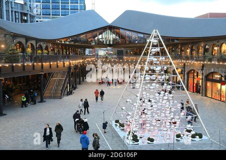 Zurück in Coal Drops Yard für Weihnachtseinkäufe, Essen und Treffen nach dem 2. Coronavirus-Lockdown endet, in Kings Cross, Nord-London, Großbritannien Stockfoto