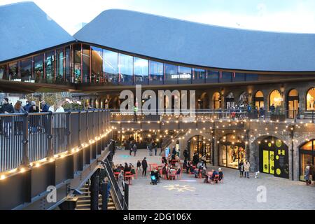 Zurück in Coal Drops Yard für Weihnachtseinkäufe, Essen und Treffen nach dem 2. Coronavirus-Lockdown endet, in Kings Cross, Nord-London, Großbritannien Stockfoto