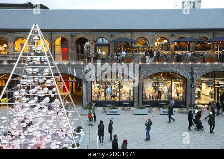 Zurück in Coal Drops Yard für Weihnachtseinkäufe, Essen und Treffen nach dem 2. Coronavirus-Lockdown endet, in Kings Cross, Nord-London, Großbritannien Stockfoto