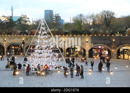 Zurück in Coal Drops Yard für Weihnachtseinkäufe, Essen und Treffen nach dem 2. Coronavirus-Lockdown endet, in Kings Cross, Nord-London, Großbritannien Stockfoto