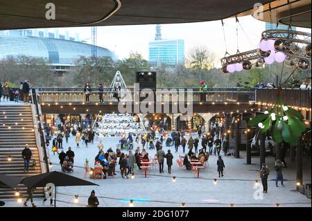 Zurück in Coal Drops Yard für Weihnachtseinkäufe, Essen und Treffen nach dem 2. Coronavirus-Lockdown endet, in Kings Cross, Nord-London, Großbritannien Stockfoto