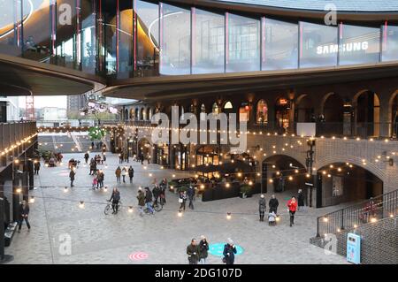 Zurück in Coal Drops Yard für Weihnachtseinkäufe, Essen und Treffen nach dem 2. Coronavirus-Lockdown endet, in Kings Cross, Nord-London, Großbritannien Stockfoto