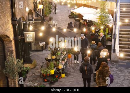 Weihnachtsmarkt in der Lower Stable Street, bei Coal Drops Yard, bei Kings Cross, North London, Großbritannien Stockfoto