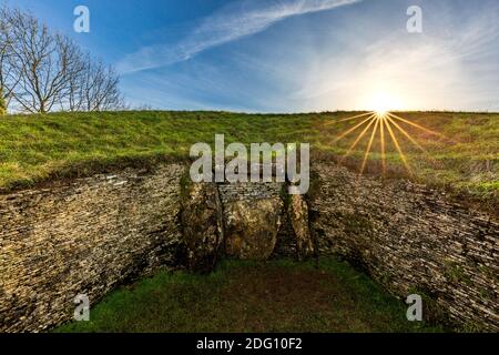 Die falsche Grabkammer auf der Nordseite von Belas Knap Neolithische Long Barrow auf Cleeve Hill, Gloucestershire, England Stockfoto