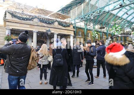 Covent Garden ist mit Weihnachtseinkäufern beschäftigt, nachdem die zweite nationale Sperre des Coronavirus 2020 in London, Großbritannien, beendet wurde Stockfoto