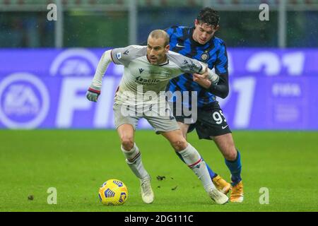 MAILAND, ITALIEN - 5. DEZEMBER: Rodrigo Palacio von Bologna, Alessandro Bastoni von Inter Mailand während der Serie EIN Spiel zwischen Inter Mailand und Bologna bei S Stockfoto