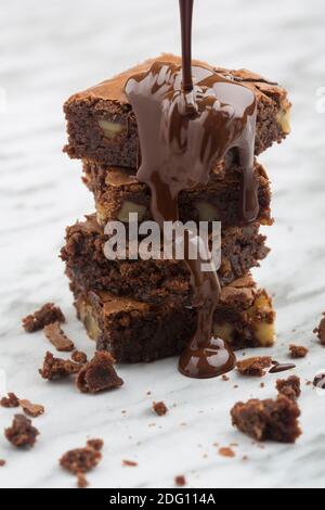 Köstliche Turm der klassischen Schokolade Brownies mit Walnüssen und geschmolzener Schokolade. Stockfoto