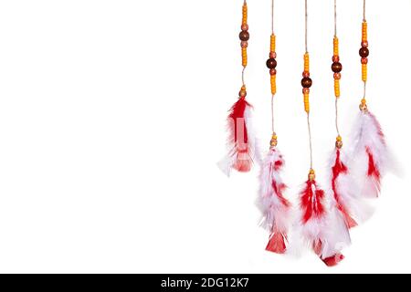 Roter Federvorhang. Traumfänger Indianer auf Weiß. Boho-Hippie-Stil. Ethnische Symbol für gute Träume und Ruhe. Handgefertigtes Konzept Stockfoto